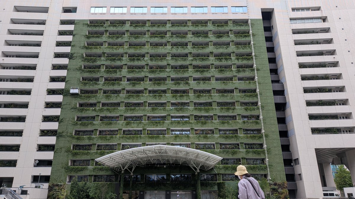 tatami_503's tweet photo. 田舎だと長年入居者がいなくなった建物の感じだけど街中だと共生とか言うのがな https://t.co/6sT8kgSHZ3