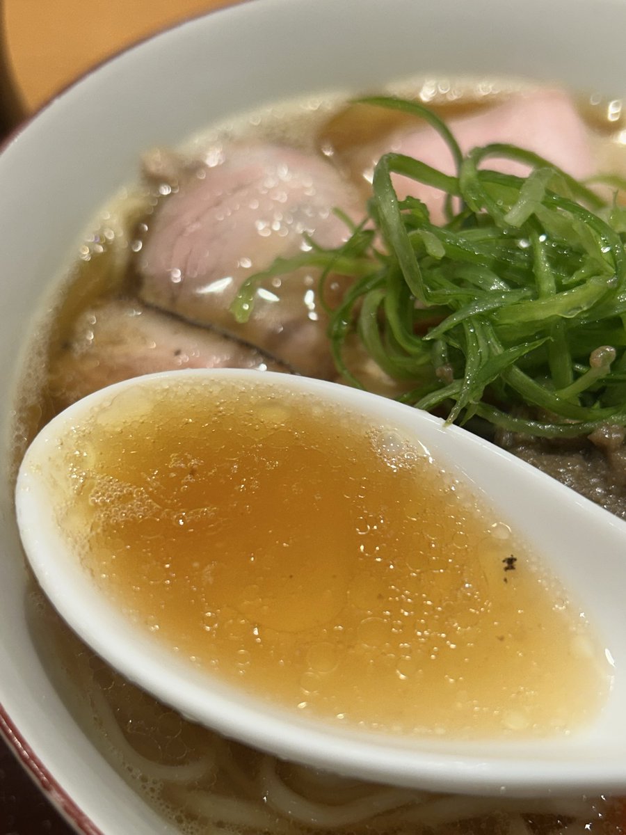yuichiro_dragon's tweet photo. 麦の夜明け

特製蟹味噌中華そば

これが食べたくなり訪問。
夜明けの中で一番好きなラーメン。
そのまま、蟹味噌と卵黄、ブドウ山椒の3段階で楽しめる。
スープは少し甘めのすき焼き風で、これに蟹味噌と山椒が合う。
また行きたい。 https://t.co/KwWTCClsrf