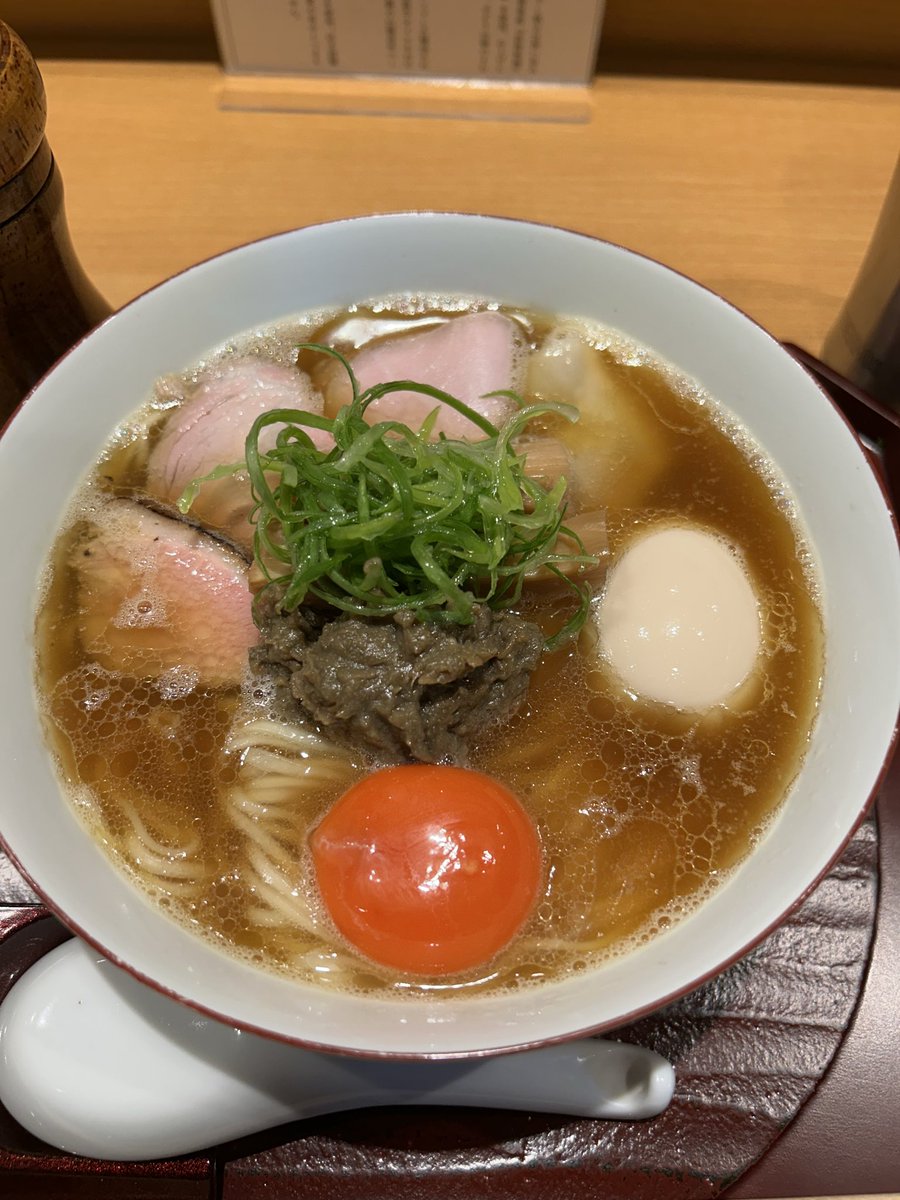 yuichiro_dragon's tweet photo. 麦の夜明け

特製蟹味噌中華そば

これが食べたくなり訪問。
夜明けの中で一番好きなラーメン。
そのまま、蟹味噌と卵黄、ブドウ山椒の3段階で楽しめる。
スープは少し甘めのすき焼き風で、これに蟹味噌と山椒が合う。
また行きたい。 https://t.co/KwWTCClsrf