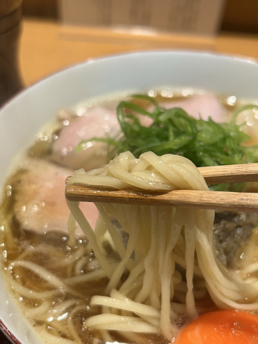 yuichiro_dragon's tweet photo. 麦の夜明け

特製蟹味噌中華そば

これが食べたくなり訪問。
夜明けの中で一番好きなラーメン。
そのまま、蟹味噌と卵黄、ブドウ山椒の3段階で楽しめる。
スープは少し甘めのすき焼き風で、これに蟹味噌と山椒が合う。
また行きたい。 https://t.co/KwWTCClsrf