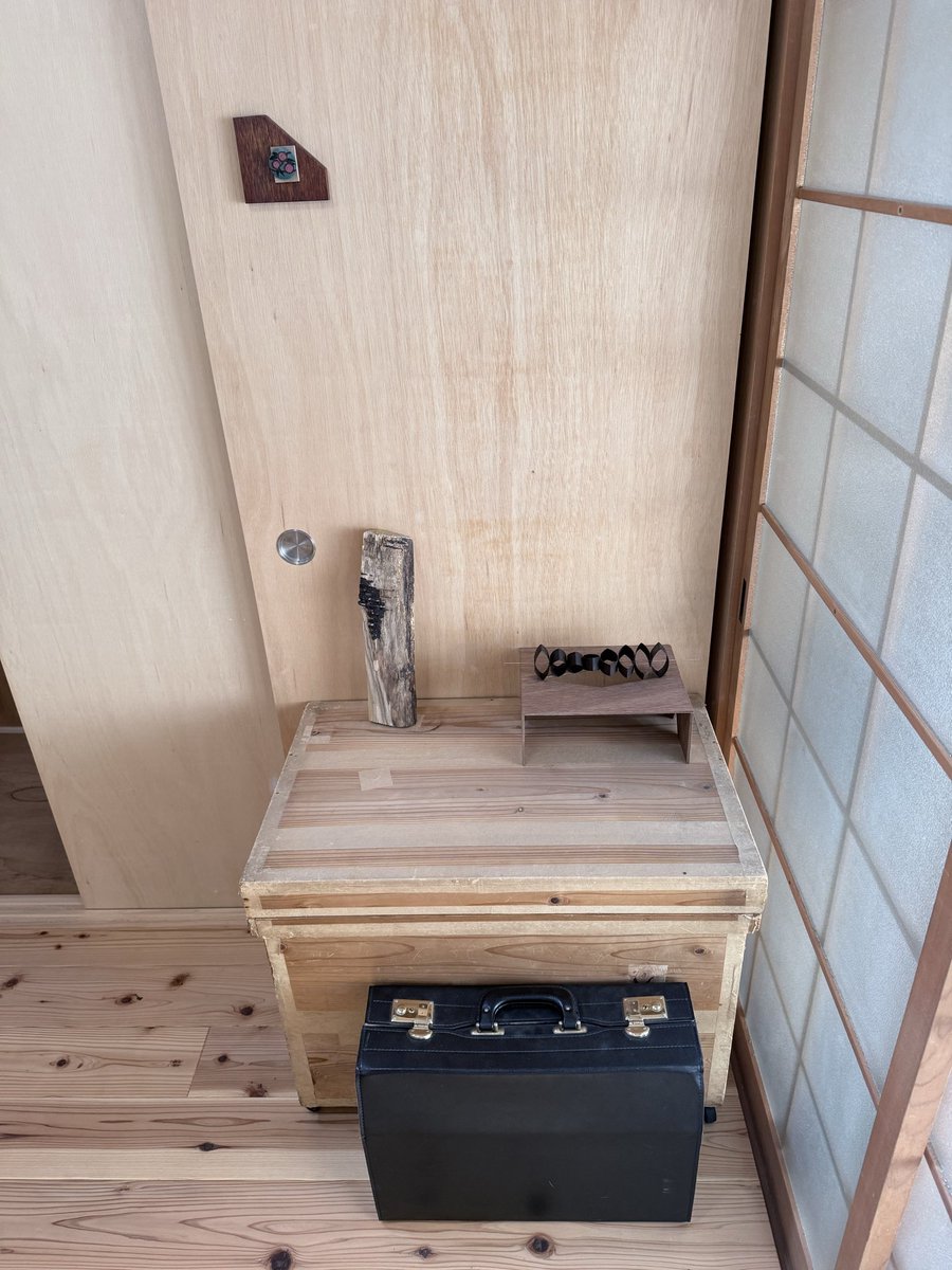 magumatea's tweet photo. 寝転んで映像を観るのは初体験で面白く、アニメーションはhagihagiさんの音楽と相まって切なかった。

アーティスティックで演劇のような…
と思っていたらお二人とも、もと三毛猫座の方でびっくり！

#hagihagi さん（ピアノ・作曲）

#kaorikid さん（アニメーション）
#浅倉由輝 さん（漆作品） https://t.co/vK8KyFPVo7
