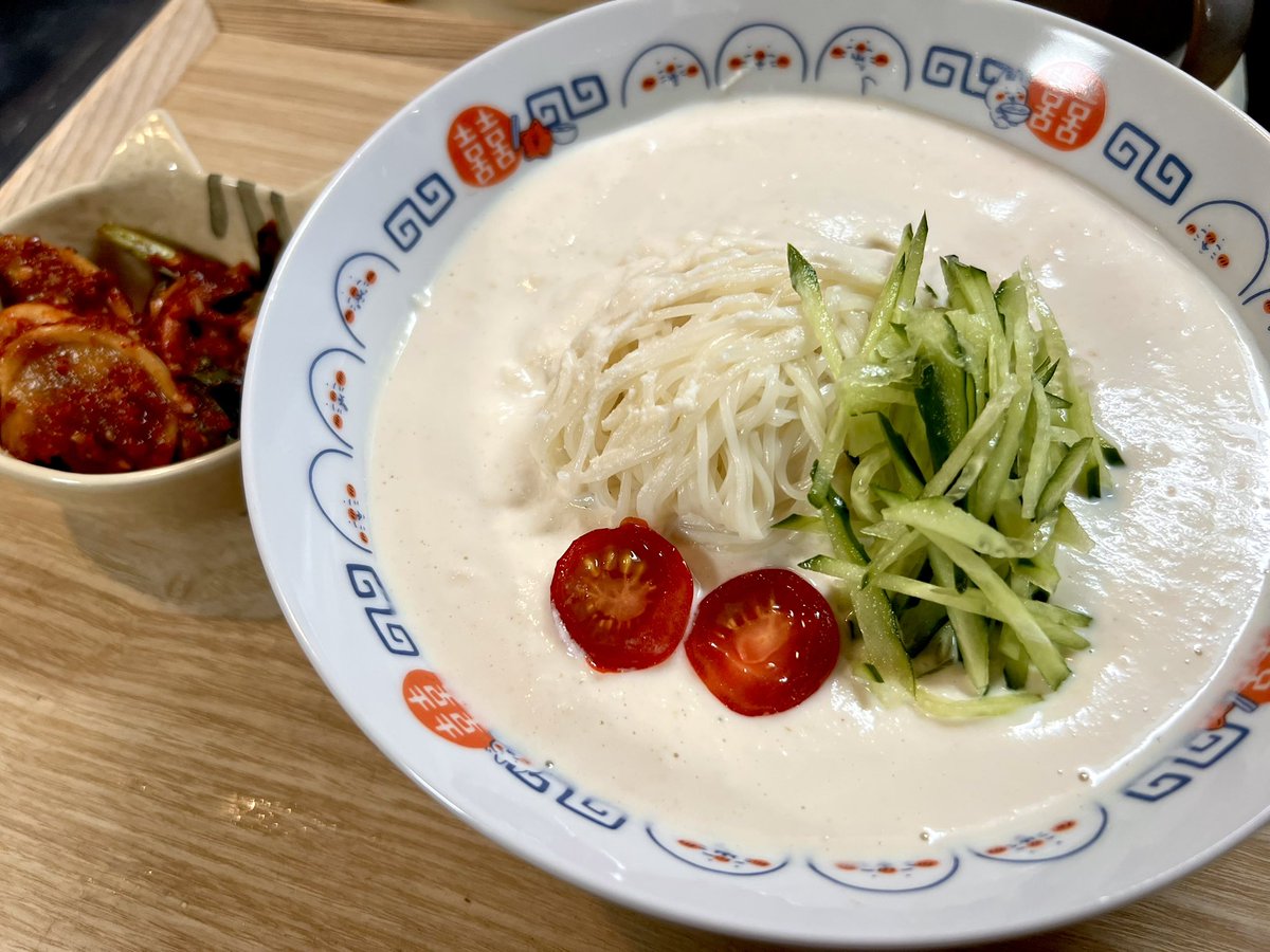 mentaian's tweet photo. 勉強の息抜きに、コングクス作ってみた！
大豆をひと粒ひと粒皮をむいてwww
朝散歩から帰宅して朝食食べるまで1時間半🥹ｵﾅｶｽｲﾀ

最近、自家製キムチ作りや韓国料理に凝っているこの頃。
韓国料理は野菜いっぱい食べられるので、ダイエット中にありがたい

コングクスはハイカーボデーならでは🤭 https://t.co/utb0DvLdke