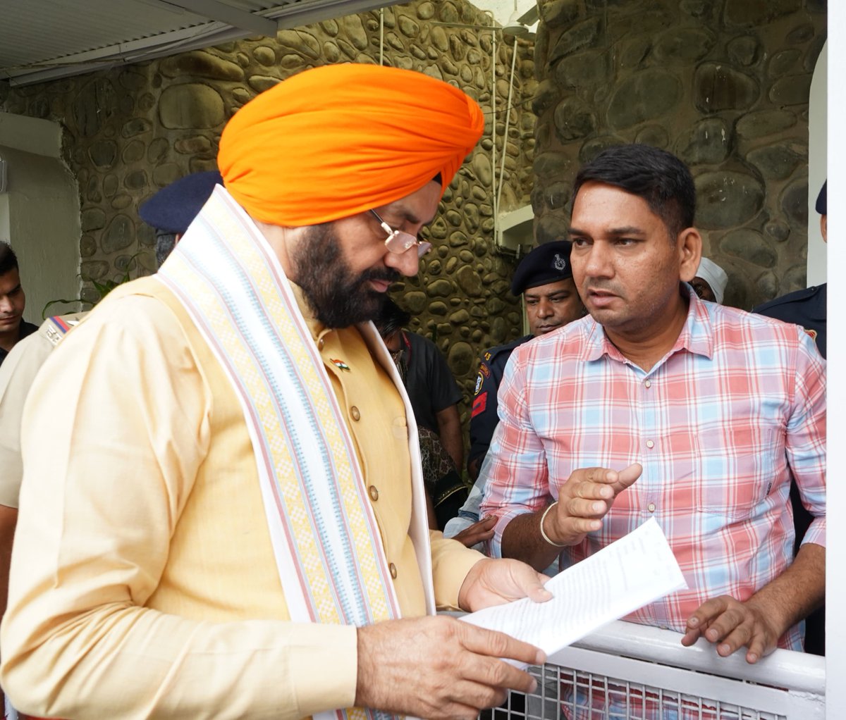 pushpendrdahiya's tweet photo. माननीय मुख्यमंत्री जी, मैं 02 बार CM आवास जा चुका हूँ—पहली बार 01.10.2025 को शिकायत नं. CMOFF/J/2025/039886 दी तथा दूसरी बार जून 2026 में। शिकायत बिल्डर द्वारा हमारी जमीन पर किए गए अवैध कब्जे से संबंधित है। नगर निगम की 27.03.2026 की Interim Report में स्पष्ट दर्ज है कि नोटिस की कार्रवाई पूरी हो चुकी है और 15 दिनों में पुलिस बल लेकर कब्जा हटाया जाएगा, लेकिन आज तक कोई कार्रवाई नहीं हुई। अब अधिकारी मामले में लीपापोती कर रहे हैं। कृपया जिम्मेदार अधिकारियों की जवाबदेही तय कर अवैध कब्जा तत्काल हटवाने के आदेश दें।