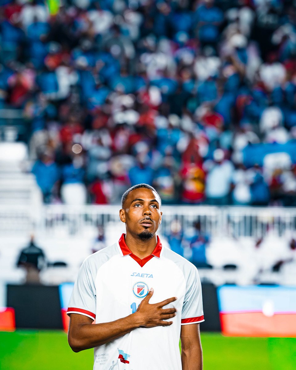 IsidorWilson's tweet photo. Représenter Haïti dépasse le football.

C’est porter une histoire, une identité, une culture et les espoirs de tout un peuple. C’est mesurer le privilège de défendre ses couleurs et la responsabilité qui l’accompagne.

Je porte ce maillot avec une immense fierté. Une fierté profonde, sincère, qui n’a besoin de s’opposer à personne pour exister.

Le football nous apprend justement cela : défendre passionnément ce qui nous appartient tout en respectant profondément ce que les autres défendent.

Pendant 90 minutes, il y a des couleurs, des rivalités, des émotions et cette volonté absolue de gagner.

Après, il reste l’essentiel : le respect que l’on se porte et ce que le sport est capable de créer entre les peuples.

Nos différences font la beauté du football.
Notre capacité à nous retrouver autour de lui en fait la grandeur.

Je suis fier d’Haïti.
Fier de notre peuple.
Fier de porter nos couleurs.

Et si le football peut nous opposer pendant 90 minutes sur le terrain, sa plus grande force est de nous rassembler en dehors.

🇭🇹🤝⚽

Wilson