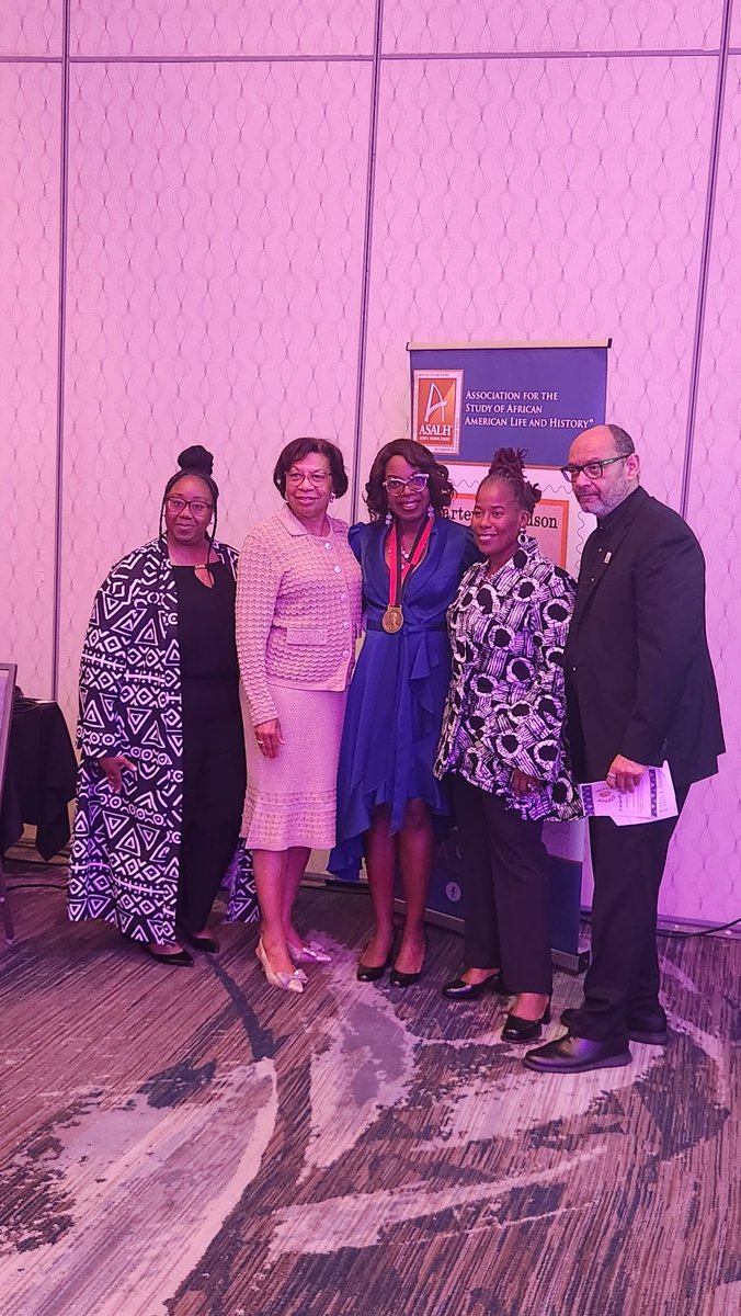 eddafieldsblack's tweet photo. On Saturday, Sept. 26, I was deeply honored to receive The Carter Godwin Woodson Scholars Medallion from the  ASALH: Association for the Study of African American Life and History. Thank you @ASALH &amp; @ABWHTruth! #CarterGWoodson #blackhistory #publichistory #HarrietTubman #COMBEE https://t.co/OFuyMdbzy9