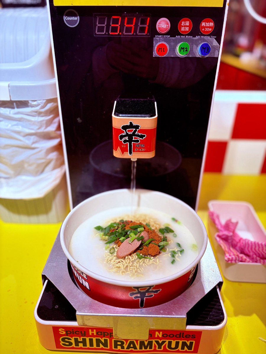 13___xxx___'s tweet photo. 原宿の辛ラーメンポップアップ行ってきた🍜
無料で韓国コンビニラーメンマシーン体験できて辛ラーメン食べれるのは熱い!!
これから行く方、限定セットの袋麺は買いです🤍
1,100円で袋麺の数がバグってるし食べるラー油的なやつも付いてるのがすごい😳

とってもかわいいポプアだった🫶 https://t.co/W51ZogGfsK