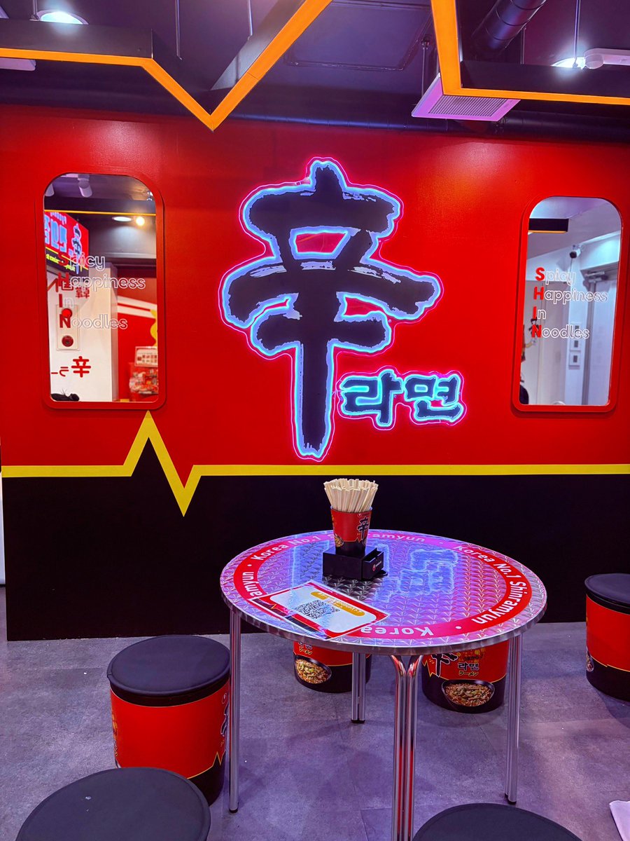 13___xxx___'s tweet photo. 原宿の辛ラーメンポップアップ行ってきた🍜
無料で韓国コンビニラーメンマシーン体験できて辛ラーメン食べれるのは熱い!!
これから行く方、限定セットの袋麺は買いです🤍
1,100円で袋麺の数がバグってるし食べるラー油的なやつも付いてるのがすごい😳

とってもかわいいポプアだった🫶 https://t.co/W51ZogGfsK
