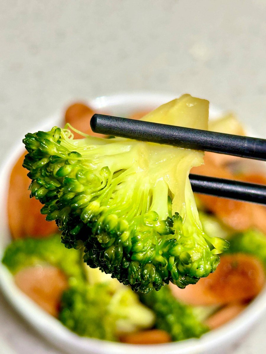 KinaMccravskl's tweet photo. Today’s win: my 5yo finally tried broccoli – and we high-fived mid-steam! Tiny steps, big smiles. #FamilyFun #ParentingWin https://t.co/EO6xOZxWjP