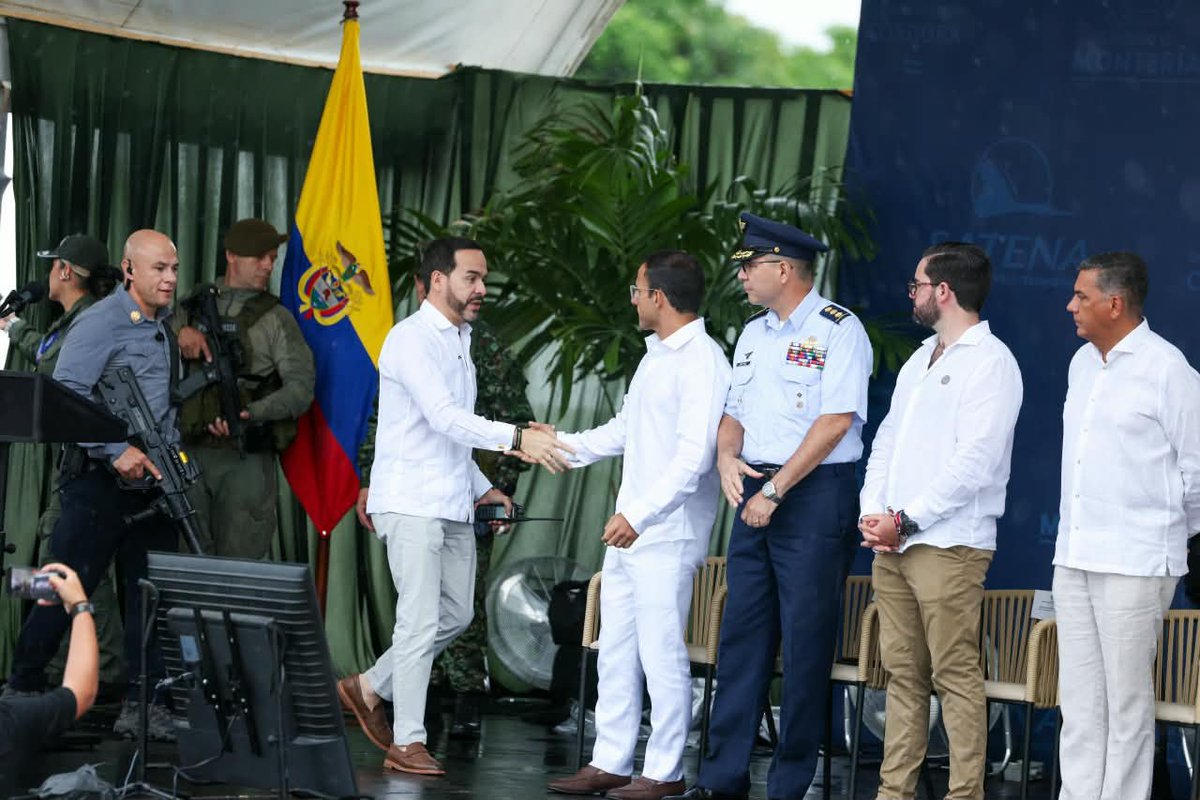 elinformanteCor's tweet photo. Presidente de la República, @ABDELAESPRIELLA , le confirma al alcalde de Montería, @kerguelenhugo , recursos por $46.000 millones para el Hospital de la Comuna 9 y el Mercado de los Cuatro Patios

 Dos importantes proyectos para el desarrollo de Montería recibieron el respaldo del Gobierno Nacional. Durante su visita a la capital cordobesa, el Presidente de la República, Abelardo De La Espriella, confirmó la asignación de recursos para la construcción del Hospital de la Comuna 9 y el nuevo Mercado de los Cuatro Patios, iniciativas que representan una inversión conjunta de $46.000 millones.

El alcalde Hugo Kerguelén García destacó la importancia de estos anuncios, que permitirán avanzar en dos proyectos estratégicos para mejorar la calidad de vida de los monterianos, fortalecer la atención en salud y transformar las condiciones de trabajo de los comerciantes.

Para la construcción del Hospital de la Comuna 9 se destinarán $30.000 millones, una inversión que permitirá fortalecer la infraestructura hospitalaria y acercar los servicios de salud a las comunidades de este sector de la ciudad, convirtiéndose esta infraestructura hospitalaria en la más grande de la ciudad.

Por su parte, el nuevo Mercado de los Cuatro Patios contará con una inversión de $28.000 millones, de los cuales $16.000 millones serán aportados por el Gobierno Nacional y $12.000 millones por la Administración Municipal.

Este proyecto busca transformar uno de los espacios comerciales de Montería, ofreciendo mejores condiciones para los comerciantes y compradores, impulsando la economía local y contribuyendo al ordenamiento urbano.

El alcalde Kerguelén resaltó que ambos proyectos cuentan con sus respectivos diseños y se encuentran en fase III, lo que representa un avance importante en su estructuración y permitirá continuar con los trámites necesarios para su ejecución.

El mandatario destacó que estos anuncios son el resultado de la articulación entre el Gobierno Nacional y la Administración Municipal para impulsar inversiones que respondan a las necesidades de los monterianos.

Con estos dos proyectos, Montería avanza en la consolidación de una ciudad con mejores servicios de salud, infraestructura comercial moderna y nuevas oportunidades para sus habitantes.