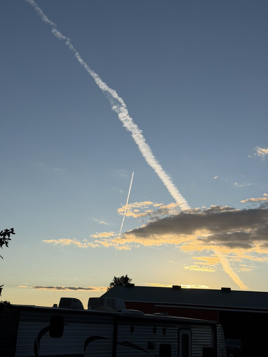 BeansCA's tweet photo. #contrails https://t.co/uwIoFt4Q4x