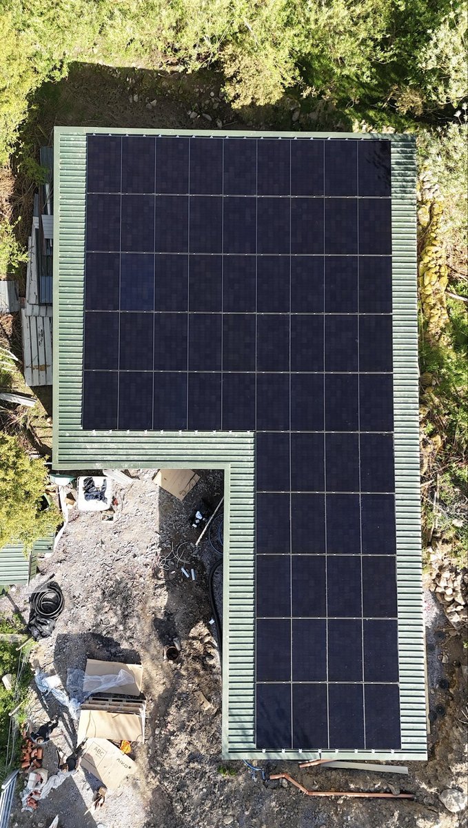 AllenHart999's tweet photo. We are buying 29kw from the grid. 
Load shifting in full swing! 
With 65 x 535W panels (nearly 35 kWp)on the roof and 6x Tesla Powerwall 3s (3 units + 3 expansion packs
#SolarPower #TeslaPowerwall #RenewableEnergy #EnergyArbitrage #LoadShifting #CleanEnergy #SmartGrid https://t.co/SglxjsVKay