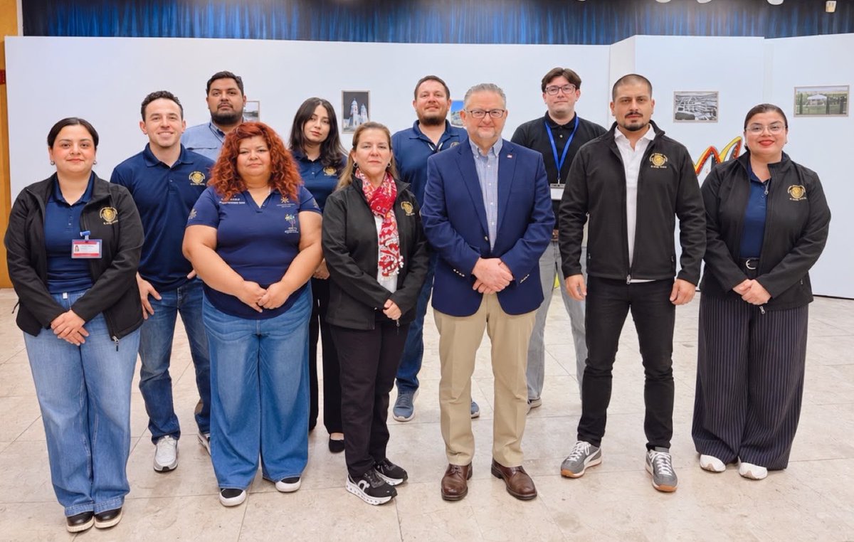 ConsulmexElPaso's tweet photo. Este sábado brindamos atención a nuestra #ComunidadMexicana, acercando los servicios consulares a quienes tienen dificultades para realizar sus trámites entre semana.

Agradecemos a todos los que asistieron y, especialmente, al equipo del Consulado por su compromiso y dedicación. https://t.co/afCASqKqnD
