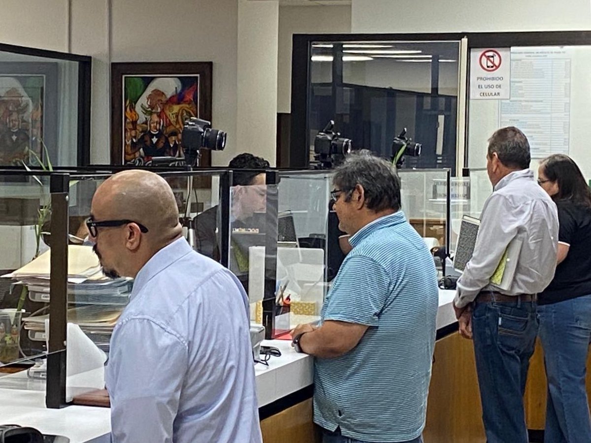 ConsulmexElPaso's tweet photo. Este sábado brindamos atención a nuestra #ComunidadMexicana, acercando los servicios consulares a quienes tienen dificultades para realizar sus trámites entre semana.

Agradecemos a todos los que asistieron y, especialmente, al equipo del Consulado por su compromiso y dedicación. https://t.co/afCASqKqnD