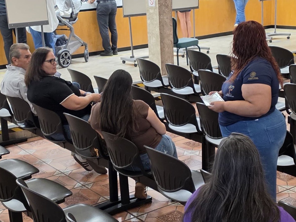 ConsulmexElPaso's tweet photo. Este sábado brindamos atención a nuestra #ComunidadMexicana, acercando los servicios consulares a quienes tienen dificultades para realizar sus trámites entre semana.

Agradecemos a todos los que asistieron y, especialmente, al equipo del Consulado por su compromiso y dedicación. https://t.co/afCASqKqnD
