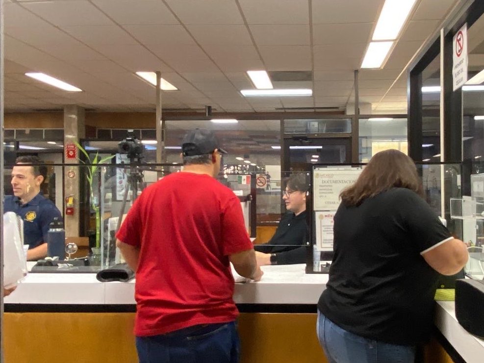ConsulmexElPaso's tweet photo. Este sábado brindamos atención a nuestra #ComunidadMexicana, acercando los servicios consulares a quienes tienen dificultades para realizar sus trámites entre semana.

Agradecemos a todos los que asistieron y, especialmente, al equipo del Consulado por su compromiso y dedicación. https://t.co/afCASqKqnD