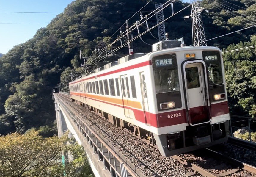 hiroshi_1185's tweet photo. 昨日
野岩鉄道で、
撮り鉄していた
この電車の
車掌さんは
めちゃくちゃ　仲の良い
お友達の　方です

お仕事　お疲れ様でした

いつも　ありがとうございます https://t.co/doEJyhhy3D