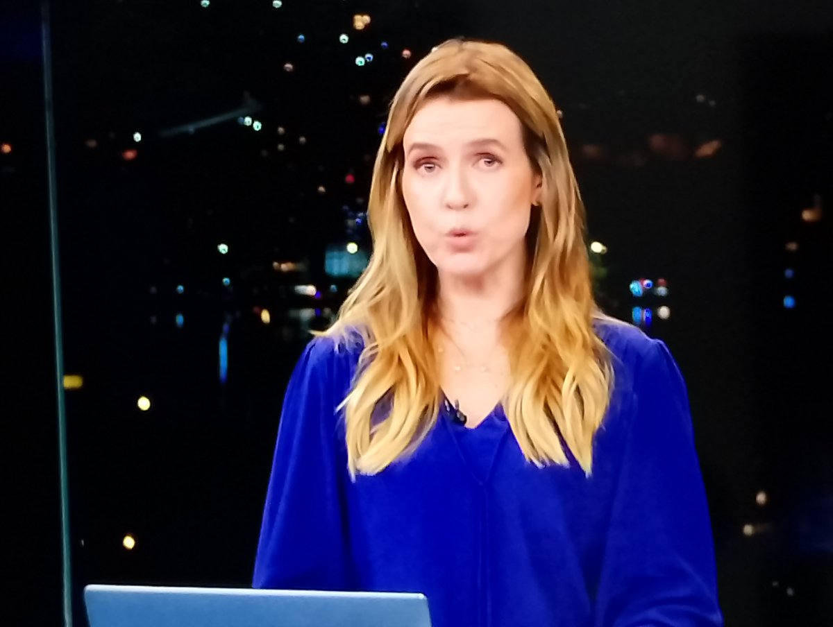 RenatoSimass's tweet photo. #Ela 
   Simplesmente Silvana 
   charme, inteligência e muita 
   informação...
   #bdrj #Rjtv1 #Rjtv2
   #tricolor
   ❤️🤍💙 https://t.co/9qnuBzGUEL