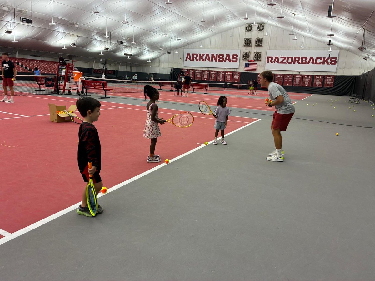RazorbackMTEN's tweet photo. We had the best morning 🎾 Thank you to everyone who came out and participated at Kids Day! #collegetennisseries https://t.co/JsU4Jsuf4j
