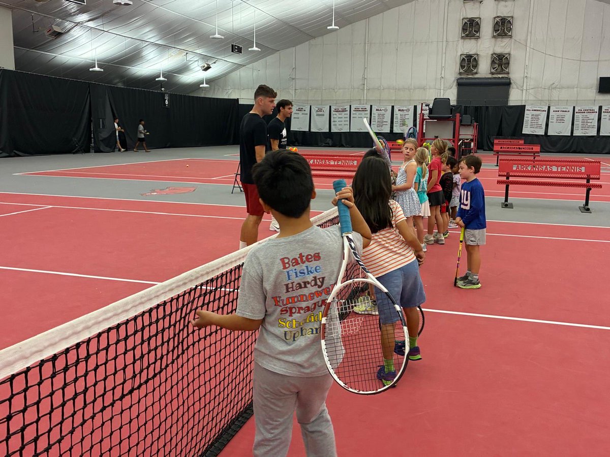RazorbackMTEN's tweet photo. We had the best morning 🎾 Thank you to everyone who came out and participated at Kids Day! #collegetennisseries https://t.co/JsU4Jsuf4j