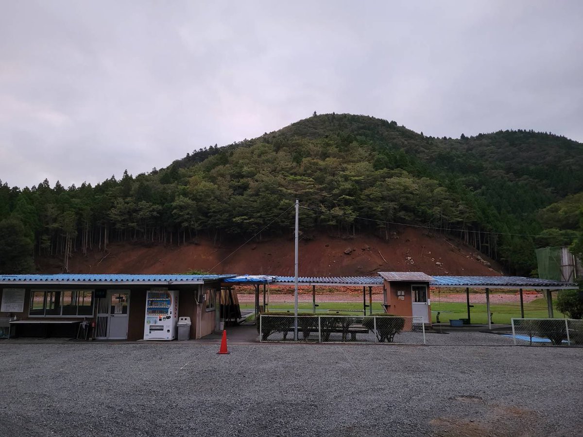 suyamashooting's tweet photo. おはようございます☀
10月4日（日）今朝の須山情報です。
天気　曇り☁️→晴れ☀️
気温　12℃→21℃
風　　微風
本日はB面、スキート面予約が入ってます。

本日も皆様のご来場スタッフ一同心よりお待ちしております。 https://t.co/uQGPQHEg4k