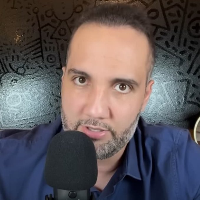 A bearded man in a blue shirt speaks into a microphone, appearing to record a podcast or commentary video about his experiences as a long-time Lazio fan and Brazilian national team narrator.