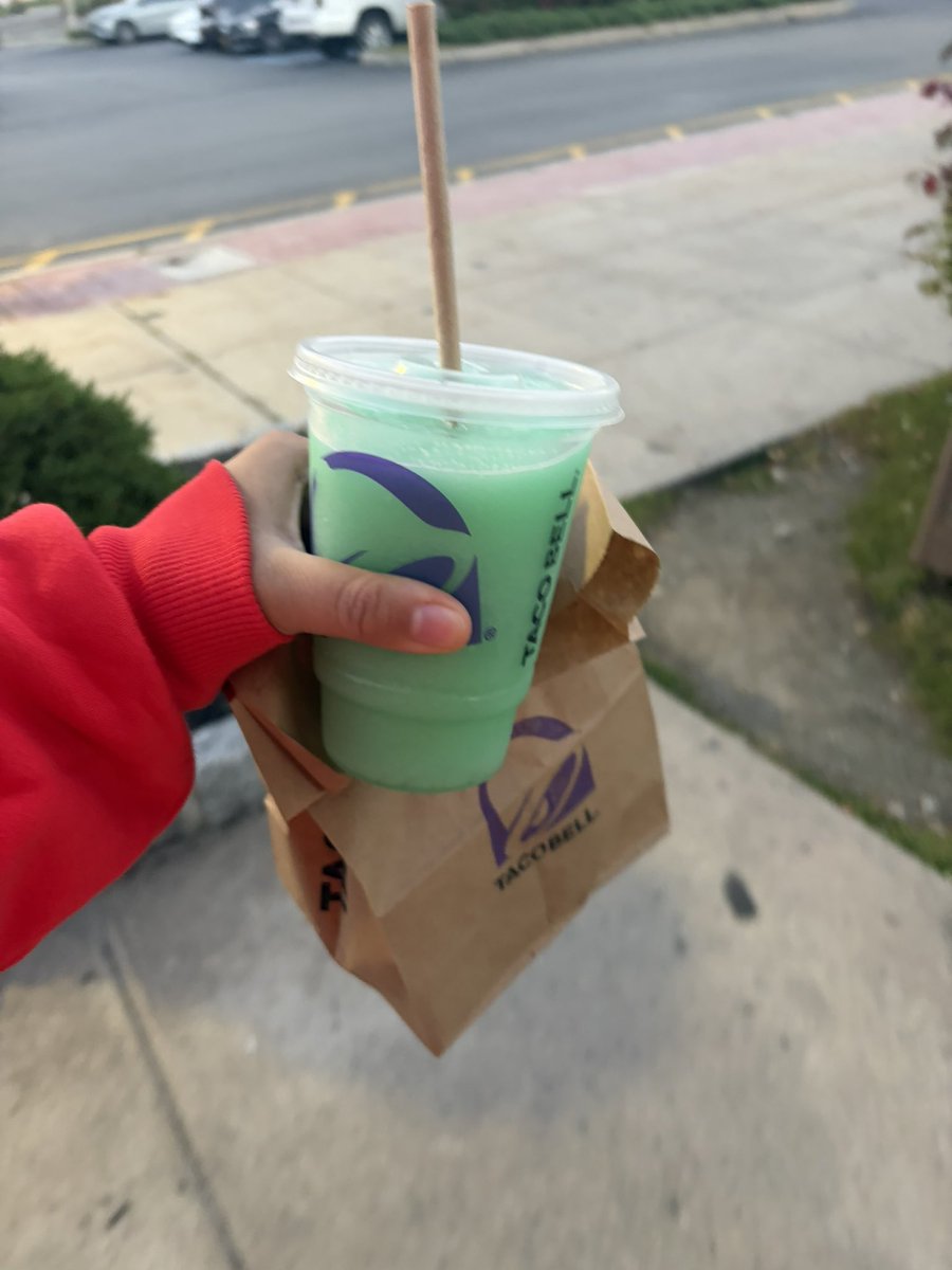 thatbatchizz's tweet photo. Missing bunch of friends so I bought taco bell https://t.co/XczN3gb1Hf