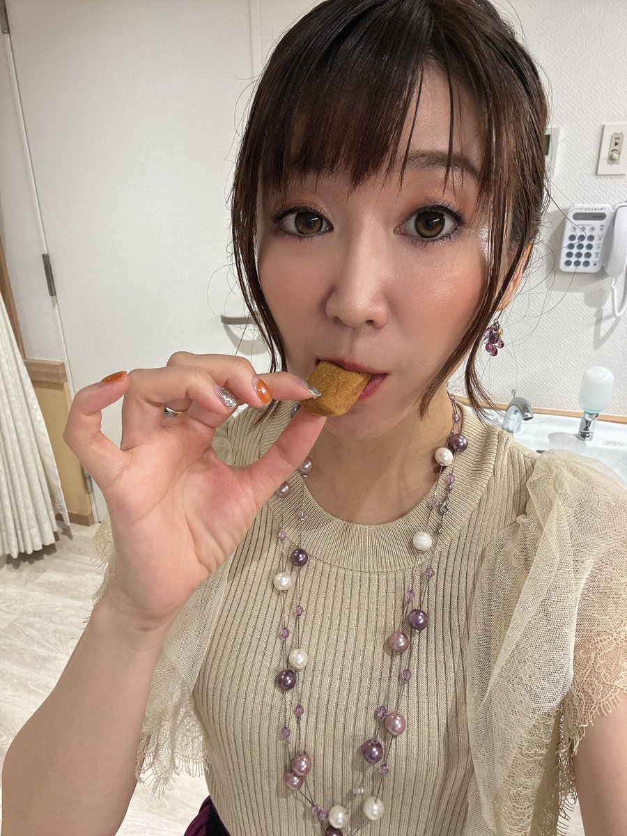 hironoshiozaki's tweet photo. おーはよーございまーす🍂✨

朝晩はだいぶ冷えるようになりましたなぁ。秋ですなぁ。秋の味覚を味合わないとですなぁ🍠🐟🌰
先日新潟で食べたポッポ焼きが忘れられない🥺

今日は予定通り14:00過ぎ〜ツイキャス無料配信しまする🎵
https://t.co/PZtuqU6wYb https://t.co/4s8eUCzTbN