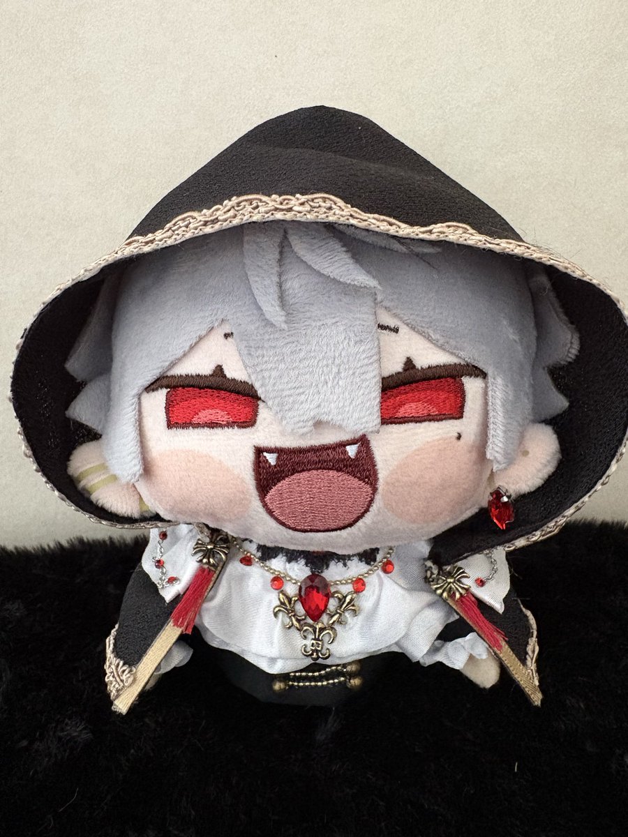 ranranrinrin42's tweet photo. #葛葉ブラッディコーデ 
まるっとのコーデほぼ完成！ピアスも付けてマントのアレンジもしたしこれで行こうかな思ってたけど…。せめよん集まるし赤黒ボーダーも良いなぁ💦 #にじまるっとが見られるタグ https://t.co/Cu2EAkWIB3