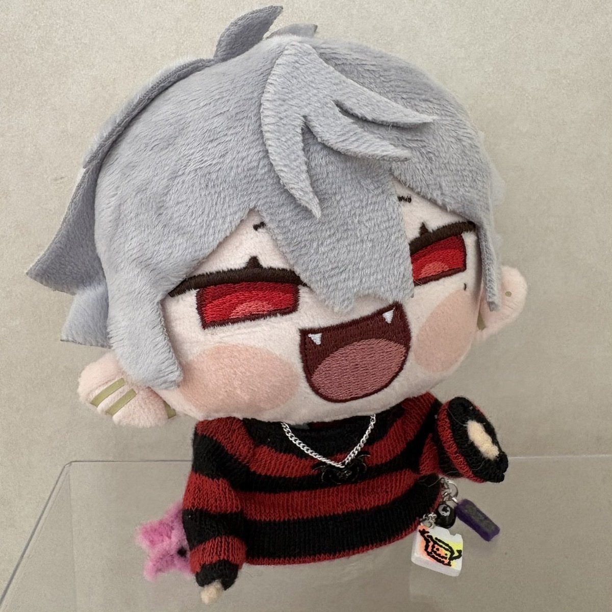 ranranrinrin42's tweet photo. #葛葉ブラッディコーデ 
まるっとのコーデほぼ完成！ピアスも付けてマントのアレンジもしたしこれで行こうかな思ってたけど…。せめよん集まるし赤黒ボーダーも良いなぁ💦 #にじまるっとが見られるタグ https://t.co/Cu2EAkWIB3