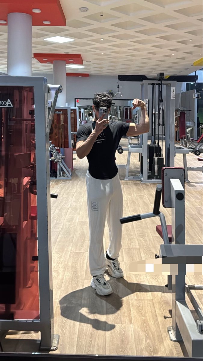 F82mhj's tweet photo. بنات أبي اراس يلبس زي كذا فيه أمل 🥺🥺 https://t.co/sEEczLd9KD