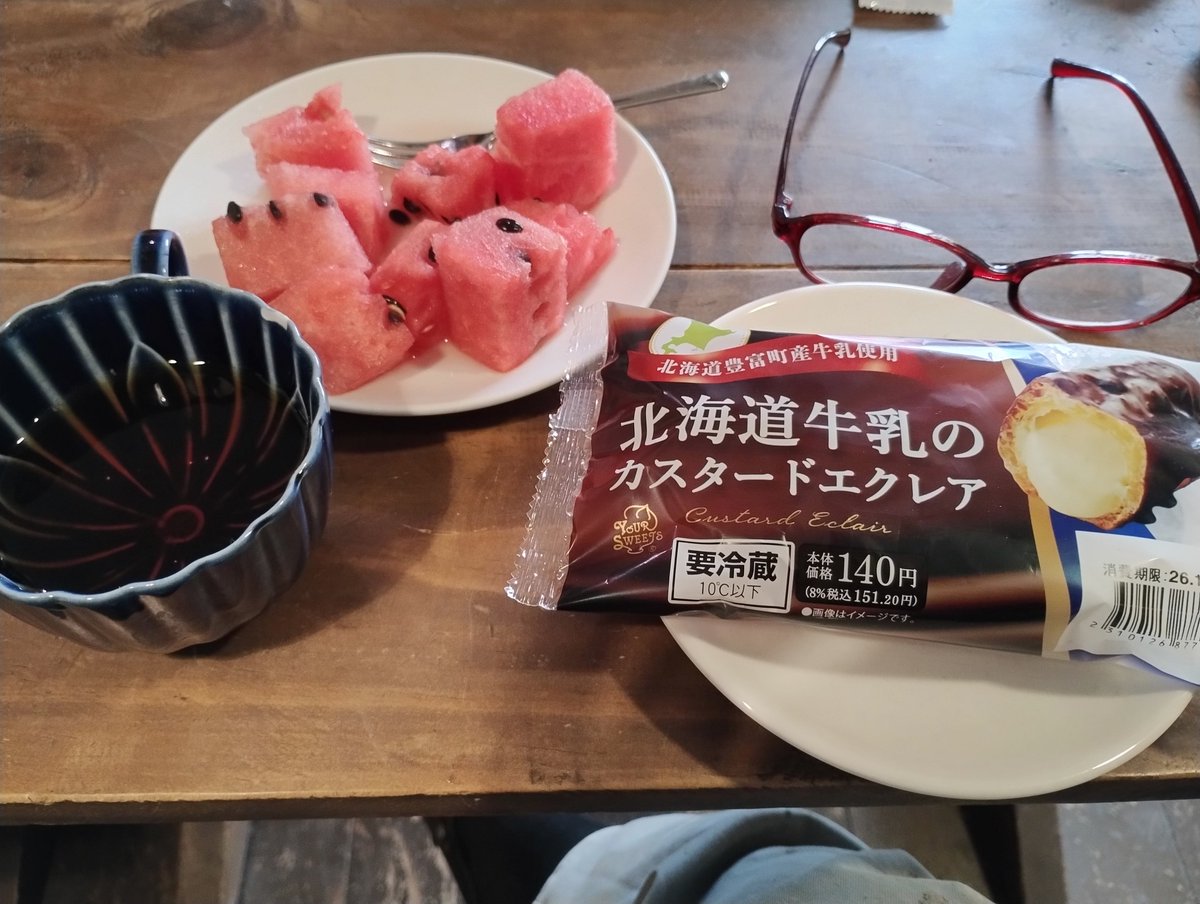 benitenmaru's tweet photo. おはようスイカとセイコーマートのエクレア。
今日は引っ越しの手伝いで友人が来てくれる。重量物の移動を一気に済ませるのだ。申し訳ないけど終わった後の呑みは無しだ。近頃22時くらいまで作業してる。 https://t.co/v9ZtzT7ugR