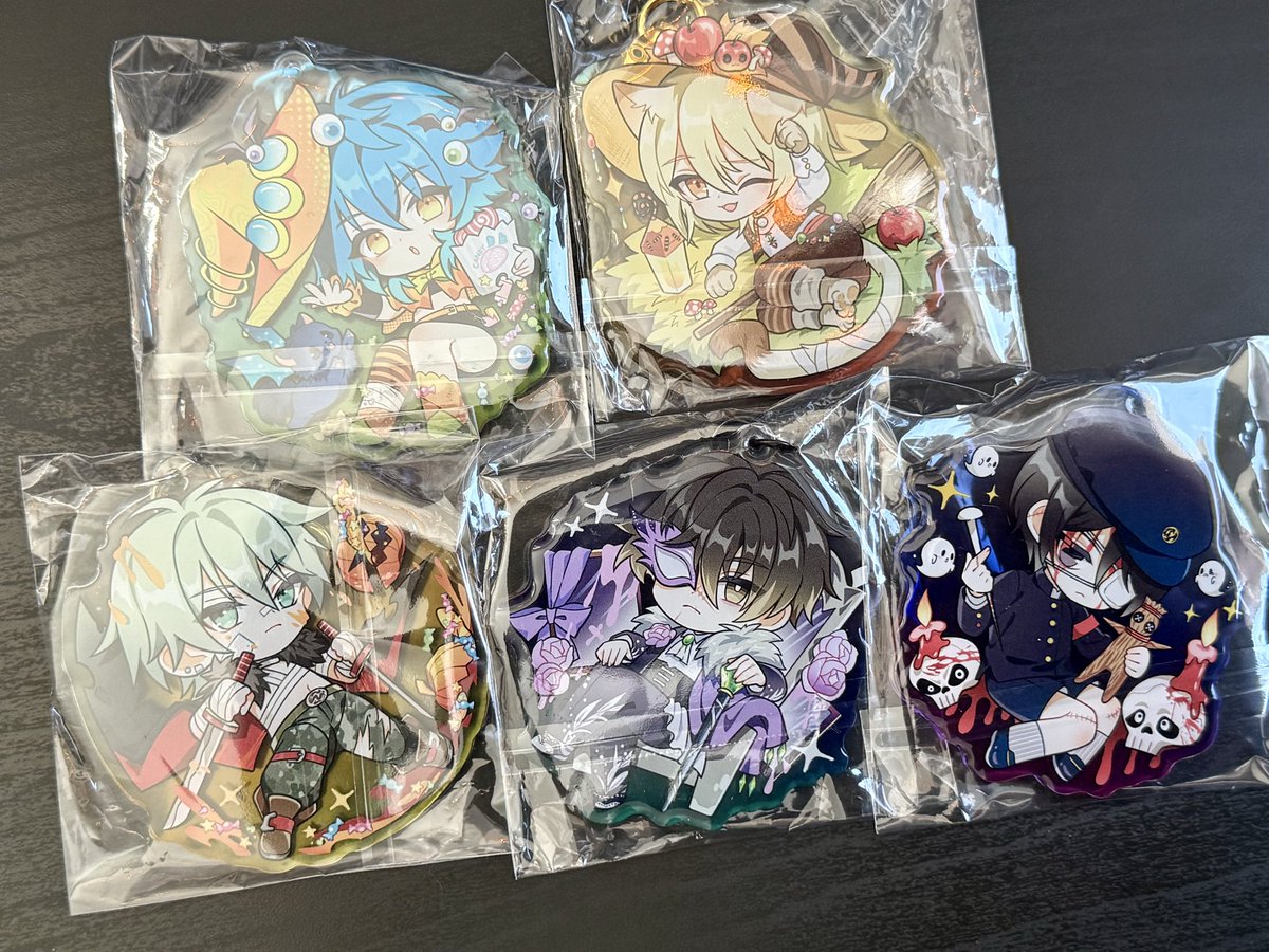 bishiepro's tweet photo. Our Halloween discontinued keychain charms from last year. We have very few left. If interested the set of 5 is $55 plus shipping. Or $15 each. These are double-sided and 3” tall with color clasp. DM or Email if interested at https://t.co/jqsWnxsthf 🎃 https://t.co/CvRyDHzdmi