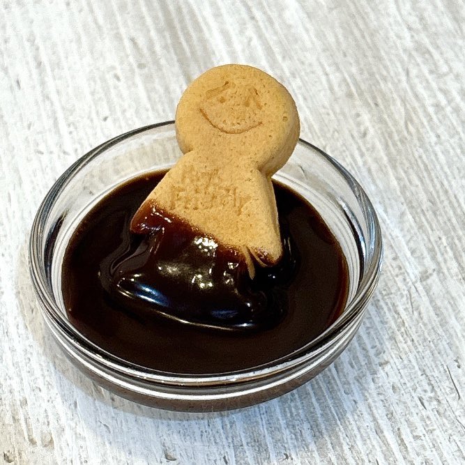 MRFRIENDLY_Cafe's tweet photo. 【思い出フレンドリーカフェ】年配の男性が2人で難しそうな顔して話し込んでる。漂うピリピリな空気感。「こちらホットケーキです！」お席にお持ちすると2人の表情が自然と笑顔になっているのがわかる。こういう場面に何回も遭遇した。人を笑顔にさせてしまう不思議な力。#思い出フレンドリーカフェ https://t.co/3T3EXh3myV