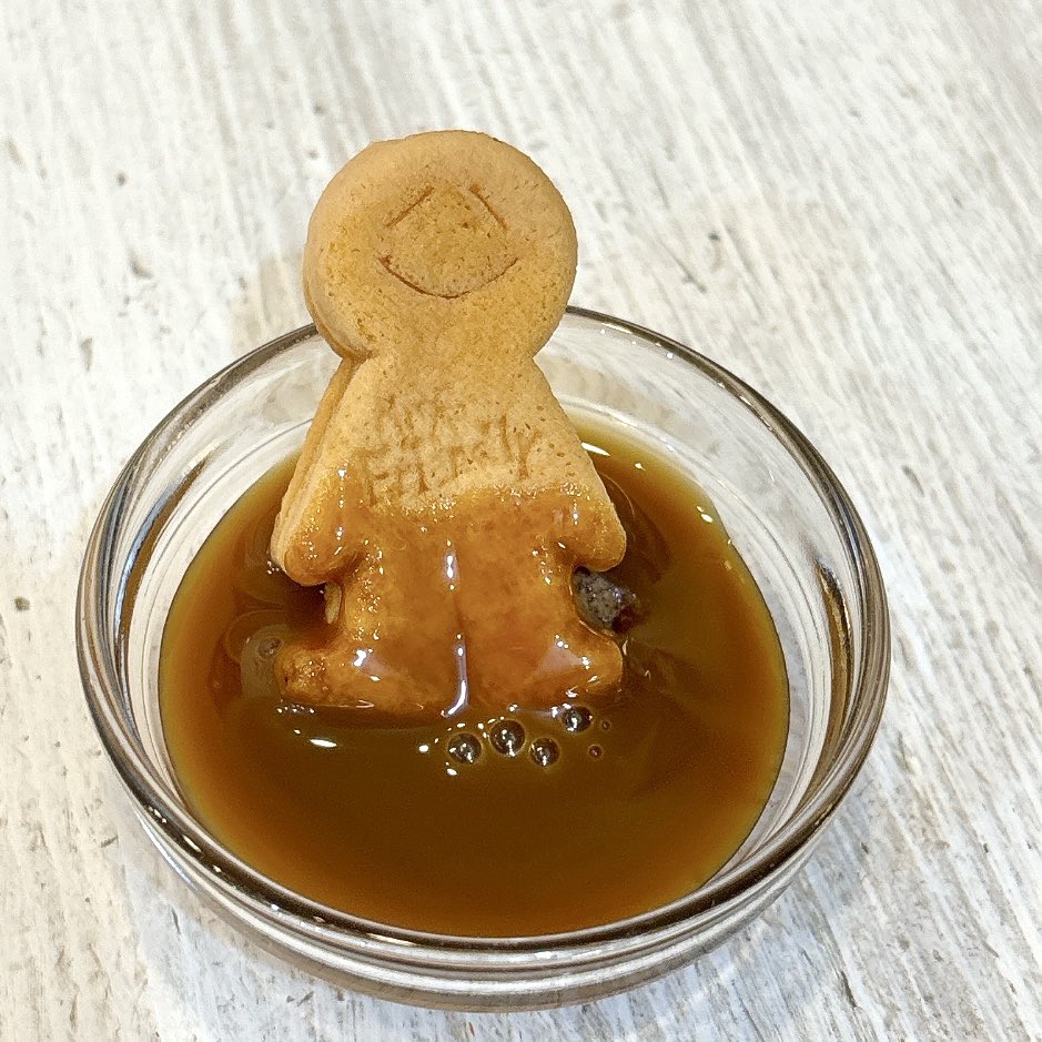 MRFRIENDLY_Cafe's tweet photo. 【思い出フレンドリーカフェ】年配の男性が2人で難しそうな顔して話し込んでる。漂うピリピリな空気感。「こちらホットケーキです！」お席にお持ちすると2人の表情が自然と笑顔になっているのがわかる。こういう場面に何回も遭遇した。人を笑顔にさせてしまう不思議な力。#思い出フレンドリーカフェ https://t.co/3T3EXh3myV
