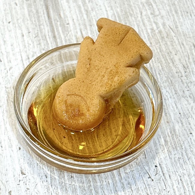 MRFRIENDLY_Cafe's tweet photo. 【思い出フレンドリーカフェ】年配の男性が2人で難しそうな顔して話し込んでる。漂うピリピリな空気感。「こちらホットケーキです！」お席にお持ちすると2人の表情が自然と笑顔になっているのがわかる。こういう場面に何回も遭遇した。人を笑顔にさせてしまう不思議な力。#思い出フレンドリーカフェ https://t.co/3T3EXh3myV