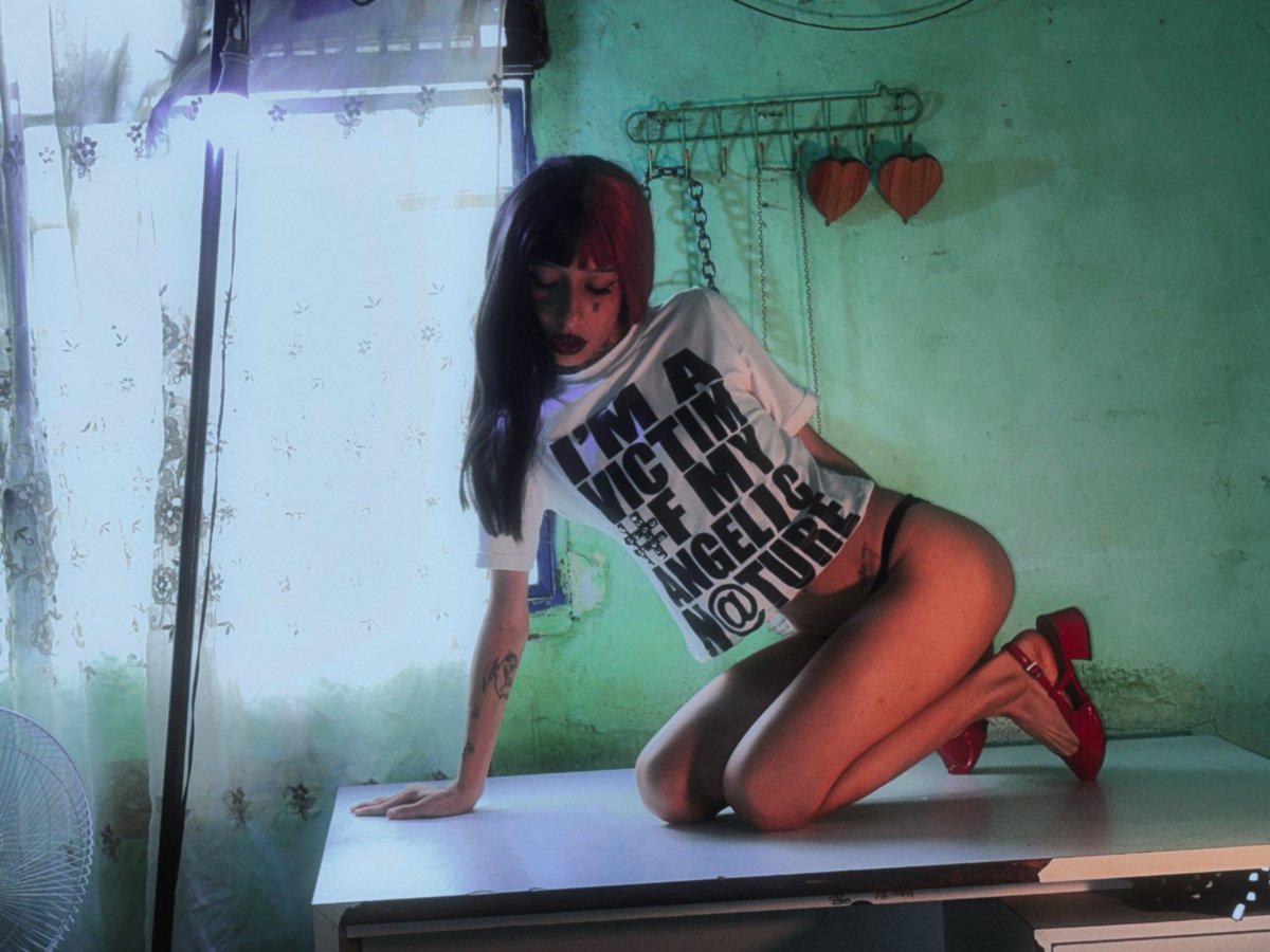 hungryndsleepyy's tweet photo. solo soy una doll y ya, soporten #GUAPA #ESOTERICA #HISTERICA https://t.co/U6i8mCe0XP