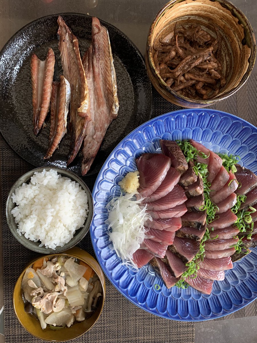 skanayaneko's tweet photo. 朝ご飯、鰹刺し定食頂きます🤗 https://t.co/dbOfIwteaB