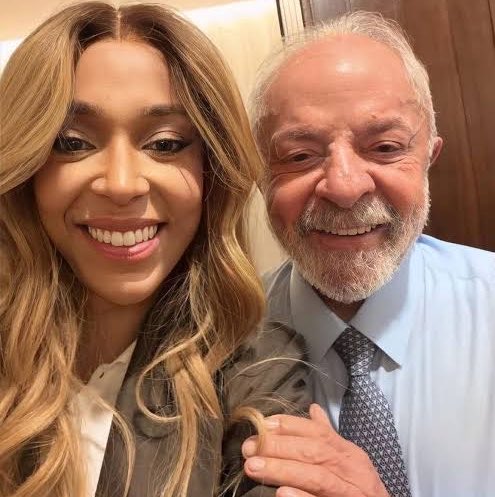 updatecharts's tweet photo. NandaTsunami declara que irá VOTAR em Lula e Erika Hilton:

“Amanhã eu voto 13 e 5070 mas não tenho como deixar de falar sobre a importância de nos politizarmos e nos articularmos para além da época de eleição, a política não começa e termina na urna, a falta de esperança em uma possível mudança também é parte de uma lógica que beneficia a manutenção do poder: quando acreditamos que nada pode mudar, deixamos de participar, de nos organizar, de cobrar, de ocupar espaços e de disputar os rumos da sociedade. Tem uma parada que me chama atenção: os filhos de políticos, de grandes empresários e de famílias que historicamente concentram poder não costumam crescer dizendo que "não ligam para política" muito pelo contrario, aprendem desde cedo a importância de entender as estruturas de poder, construir relações, ocupar espaços, participar das decisões e se articular. é assim que privilégios conseguem atravessar gerações. Votar é só uma parte do processo, precisamos falar de política durante todo o ano. precisamos entender como as instituições funcionam, acompanhar quem elegemos, participar das nossas comunidades, construir organização coletiva, discutir projetos de sociedade e entender que política também está nas decisões que afetam diretamente a nossa vida cotidiana, porque se a gente se despolitiza, alguém continua tomando as decisões e quase nunca somos nós.”