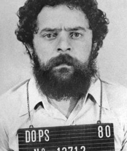 Trumperizar's tweet photo. Milei de joven: Arquero de Chacarita

Lula de joven: Preso por lavado de dinero

Diferencias🦁 https://t.co/TQTjLgqSuv