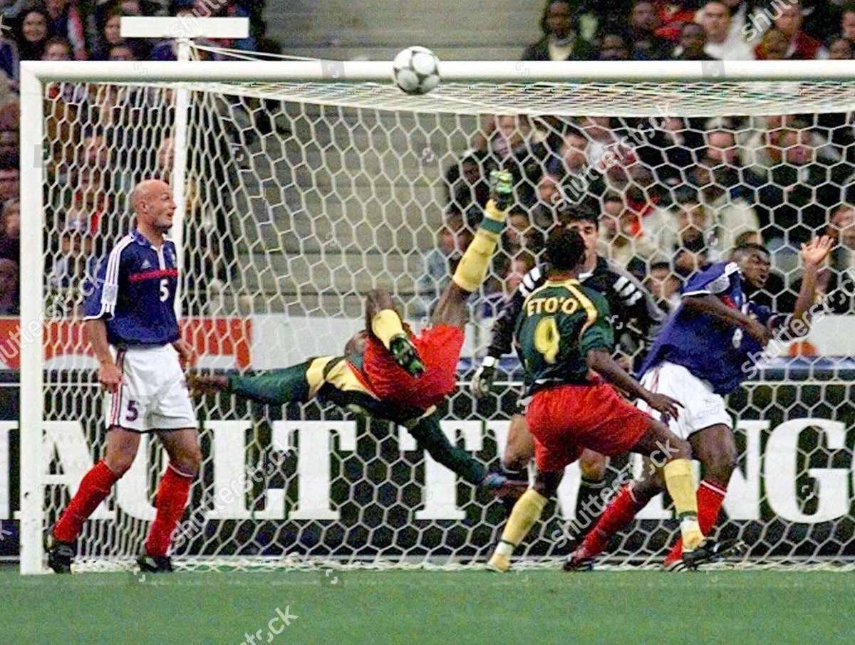 AllezLesLions's tweet photo. Il y a 26 ans jour pour jour, le 4 octobre 2000, Patrick Mboma inscrivait un sublime retourné acrobatique contre l’équipe de France à Saint-Denis (1-1). ⚽️🇨🇲

@MBOMAPatrick https://t.co/wE3bNSEbgQ