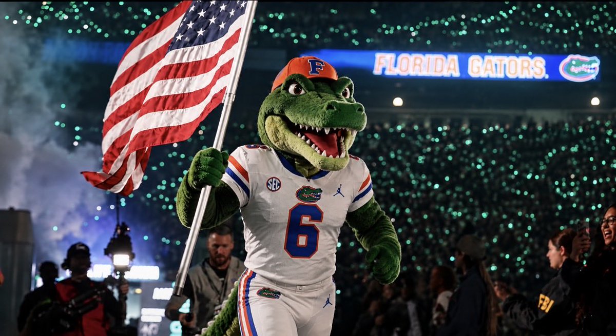 baseballumpireA's tweet photo. @GatorsFB @WellsFargo https://t.co/JdLUtpBA9H