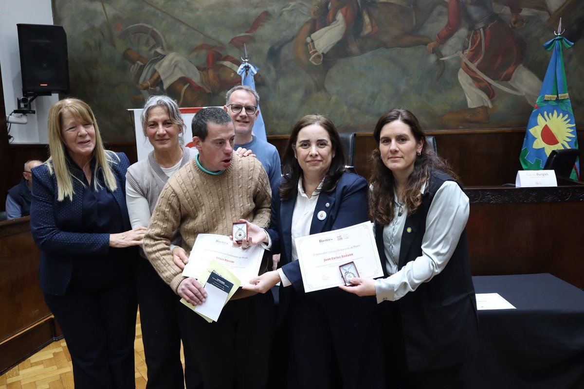 hcd_moron's tweet photo. 🏛️ Reconocimos a Ciudadanas y Ciudadanos Ilustres de Morón

Desde el Honorable Concejo Deliberante distinguimos a vecinas y vecinos que, a través de su trayectoria, vocación y compromiso, realizaron importantes aportes a nuestra comunidad. https://t.co/SBNPnkIu0m