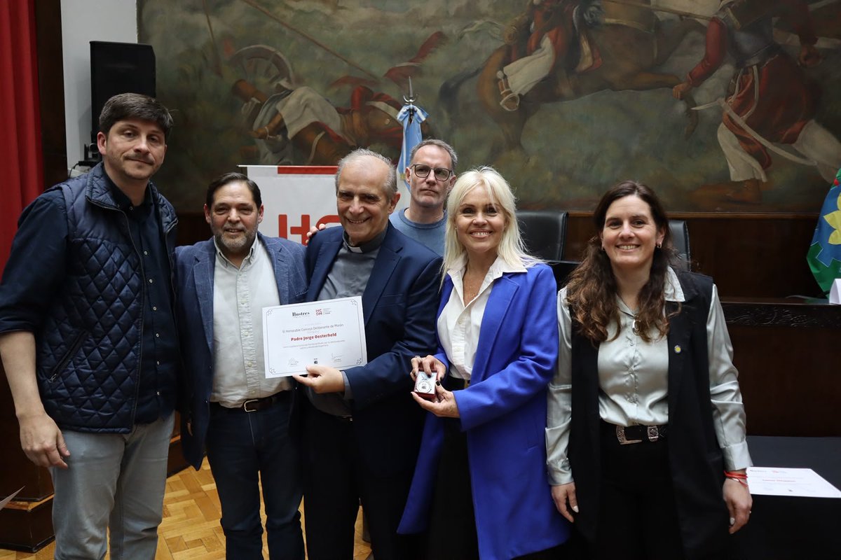 hcd_moron's tweet photo. 🏛️ Reconocimos a Ciudadanas y Ciudadanos Ilustres de Morón

Desde el Honorable Concejo Deliberante distinguimos a vecinas y vecinos que, a través de su trayectoria, vocación y compromiso, realizaron importantes aportes a nuestra comunidad. https://t.co/SBNPnkIu0m