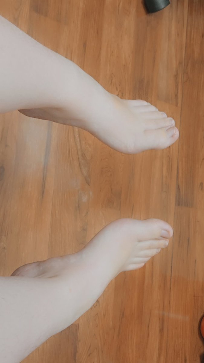grac_ewolfe's tweet photo. FEET FEET FEET https://t.co/VyGVsFBaWr