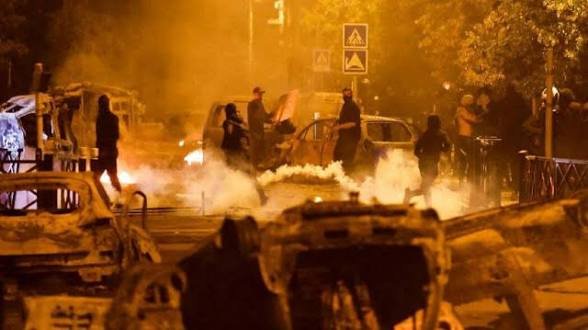Pusula0001's tweet photo. 🚨 Fransa'da Kriz Büyüyor
Liselilerin başlattığı protestolar ülke geneline yayıldı.
1.000’den fazla lise eylemlerden etkilenmiş durumda.
Son günlerde yaklaşık 5.000 kişi gözaltına alındı; 
Paris Emniyet Müdürü hareketin artık “kontrolden çıktığını” söyledi. https://t.co/HAngN3RHxn