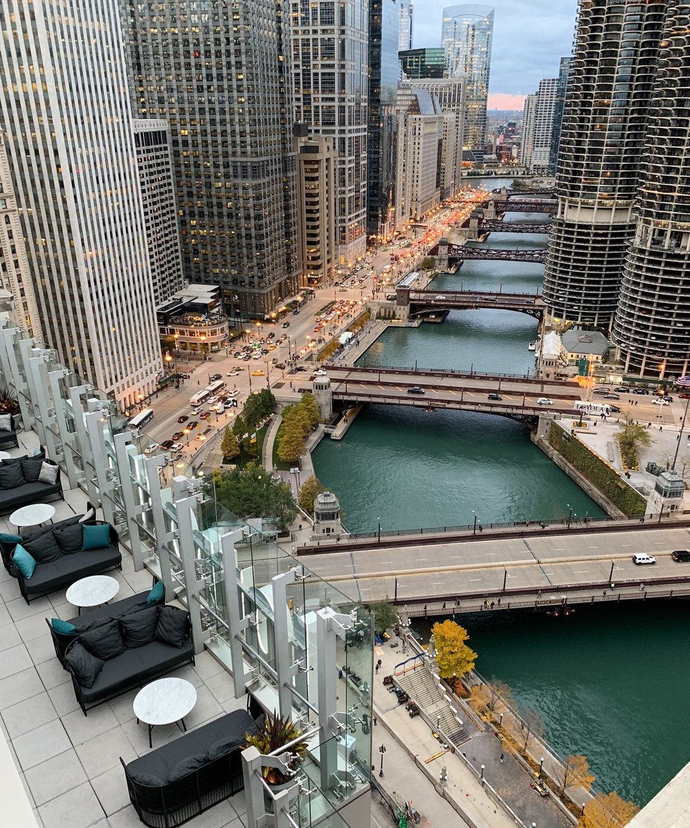 LHChicago's tweet photo. Signs of fall 🍂 https://t.co/ZcTySjb1it