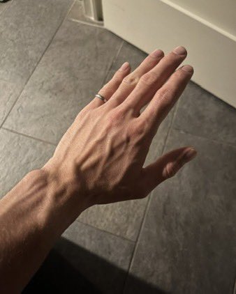REDH00DZ's tweet photo. heard hand pics are the new thing??? https://t.co/uQ9yUi7nuQ