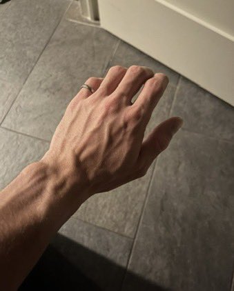REDH00DZ's tweet photo. heard hand pics are the new thing??? https://t.co/uQ9yUi7nuQ