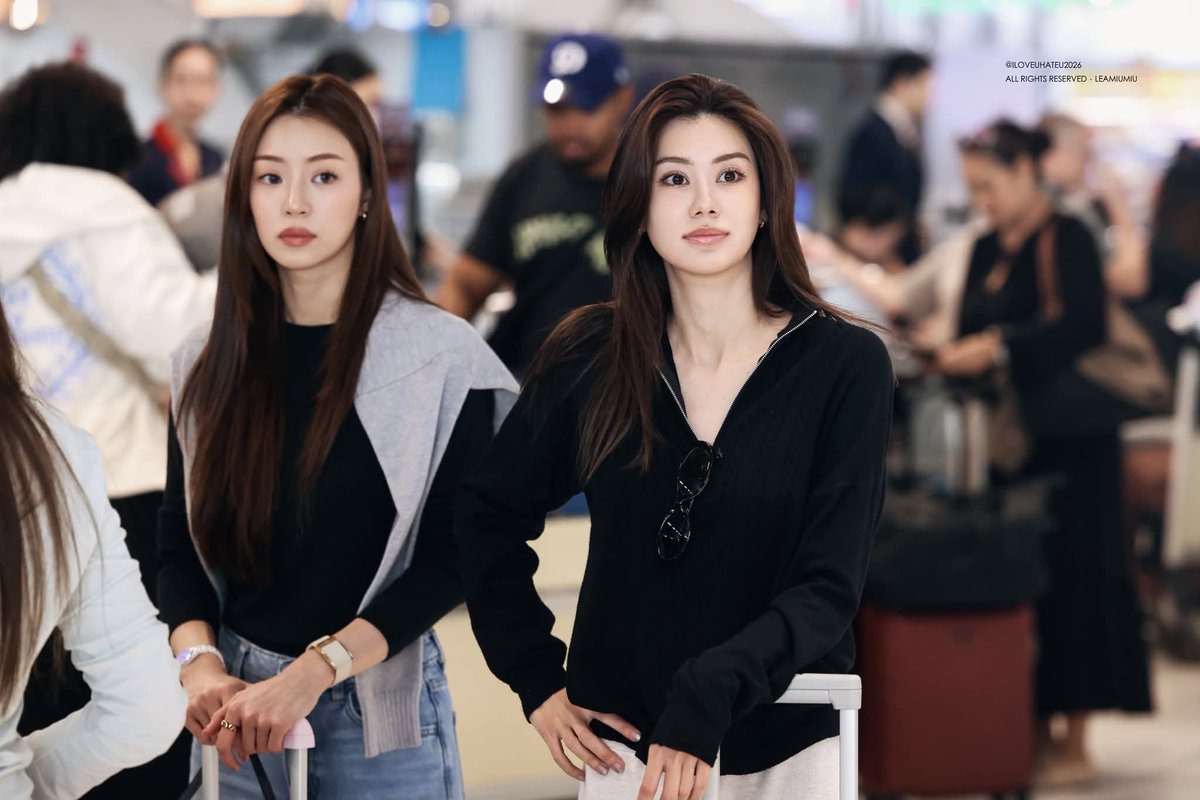 LenaMiuTH's tweet photo. ถึงกันแลัวนะ

#LalinaLena #MiuNatsha 
@lena__lorena @miunatshaa
#CHANEL @CHANEL
#CHANELSS27xLenaMiu
#CHANELSpringSummer #PFW https://t.co/0k5e8Loqsd