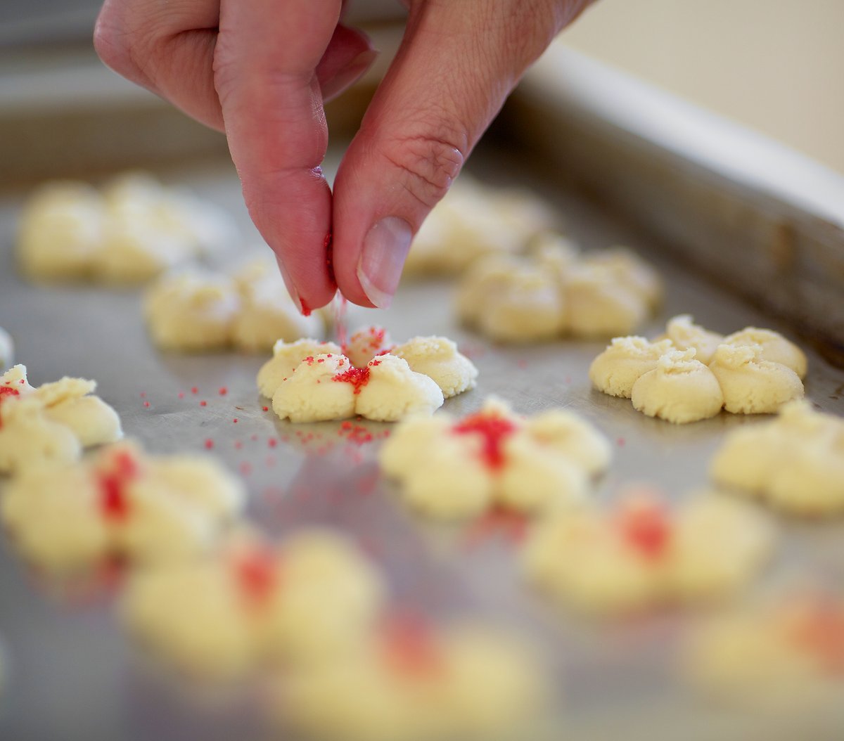 DeltaZehnp3h's tweet photo. Today my little partner and I spent the whole afternoon baking cookies, covered in flour and grinning from ear to ear—messy memories are the best kind of fun. https://t.co/8qd5wfT7M6